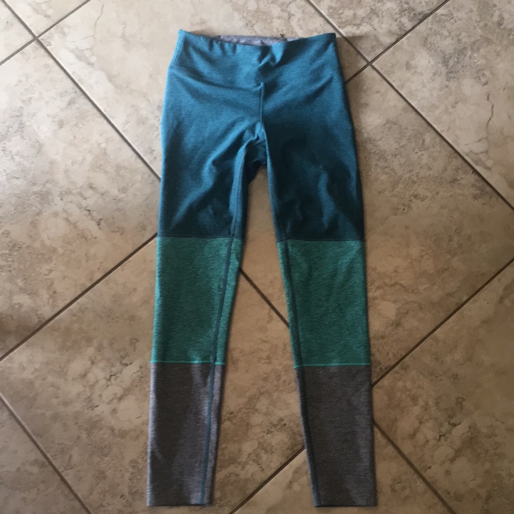 OV Gradient Leggings in size small 7/8 length